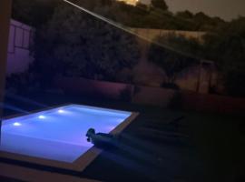 Private Chalet in Dabouq , Night-Lit, chal&eacute; alpino em Am&atilde;