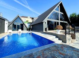 Black A-Frame Luxury Chalet & Pool, ξενοδοχείο σε Gabala