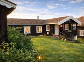 Smie på sjarmerende og historisk gård โรงแรมในBaukål