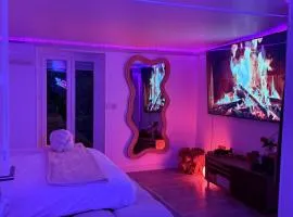 L'Interdite House - Limitless - Jacuzzi Cinema Love