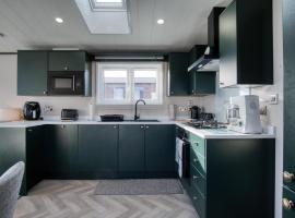 Bumblebee - 2 Bedroom Lodge - Manorbier, hotel i Tenby