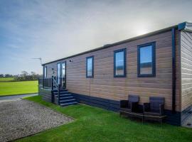 Bumblebee - 2 Bedroom Lodge - Manorbier, Hotel in Tenby