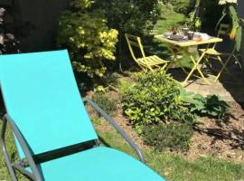 Appartement cosy, indépendant avec jardin, מלון במדון