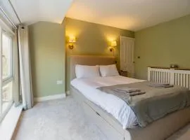 FREE parking, LARGE House for Contractors & Families, Sleeps 5, 4 miles to BLACKPOOL