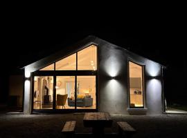 Modern Cottage Near Portumna Forest Park Sleeps 6, hotel v destinácii Ballinasloe