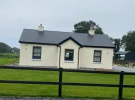 3 Bed Cottage Sleeps 6 - Fireplace - Free Parking