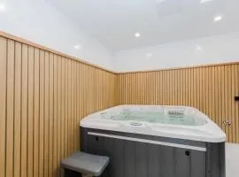 The Base at Rawson Retreat - Unwind with Private Spa