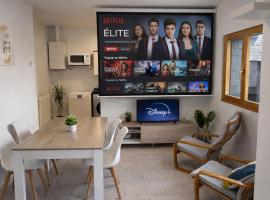 Apto Espert l Cine l Garaje l BBQ I Tenis l Wifi, hotel u gradu Biescas