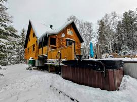 1- Chalet en bois rond Bouleau, Hotel in Rivière-Rouge