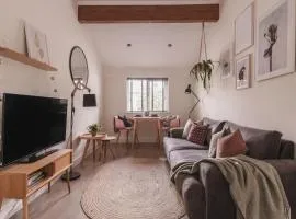 Stylish accommodation - Bowness centre with parking space