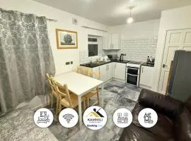 Modern 2-BDR Apartment By Kammili Properties Short Lets & Serviced Accommodation in Ashton-under-Lyne With Free WiFi, Sleeps 5