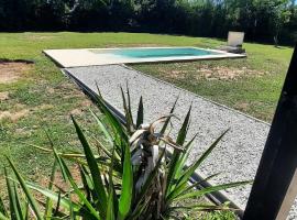 La Casona - casa equipada con pileta, hotel em Pergamino