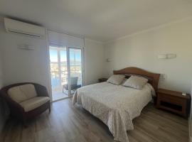 Apartamento Frente al Canal con Terraza y Vistas al Mar, hotel a Empuriabrava