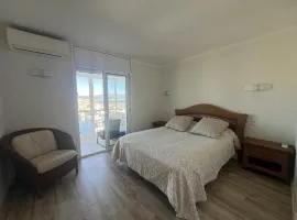 Apartamento Frente al Canal con Terraza y Vistas al Mar
