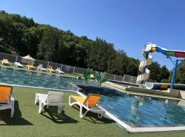 Camping 3 étoiles - Piscine - ccbfa0c, Hotel in Saint-Mandé-sur-Brédoire