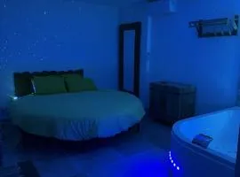 Love Room médiévale avec balnéo 32 jets & lit rond