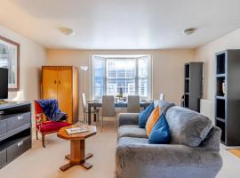 Retro Art Deco 2Bed with Parking in Thames Ditton - Pass the Keys, hotel a Thames Ditton