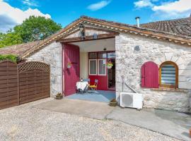Private gîte with stunning views & shared pool, hotel a Laussou