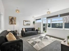 Clarence House 2 Bed Sea View Balcony Sleeps 8