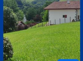 Cambo les Bains Piscine Vue Montagnes, Hotel in Souraïde