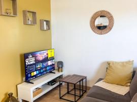 Cozy Studio with Terrace, hotel a Cers