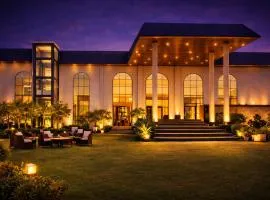 The Heaven Wood Farms - A Luxury Resort with Pool & Premium Rooms