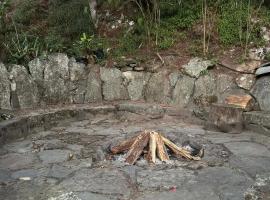 Sagada pinewood basement – hotel w mieście Sagada