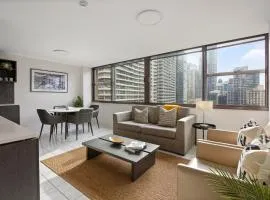 Luxe CBD Apartment with Hyde Park Views and Pool, Spa & Gym