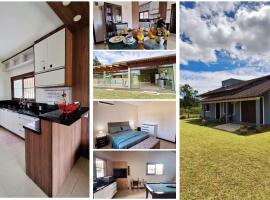 Casa de Campo l Familiar l Piscina Aquecida Coberta l Pomar l Churrasqueira l WiFi l Por Do Sol l Rota Facil para Praias l Atlântida, Hotel in Osório