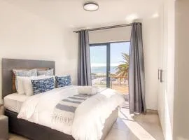 Ocean & Mountain View Escape, 100m Walk to beach - Gordon's Bay