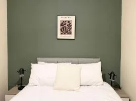 3BR Contractors Stay in Ammanford with Parking and Wi-Fi