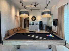 Rustic Vibe Pool Bungalow Karaoke 5R7B for 22pax, Hotel in Ipoh