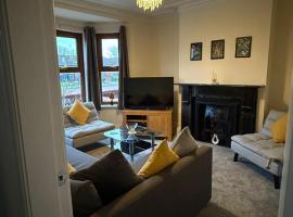 Spacious Home, Up to 10 Guests, Wi-Fi & Parking, готель у місті Воррінгтон