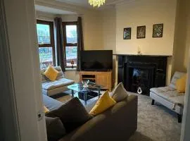 Spacious Home, Up to 10 Guests, Wi-Fi & Parking