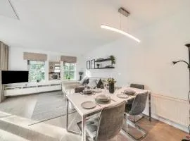 Walton Hidden Home with Free Parking - Pass the Keys