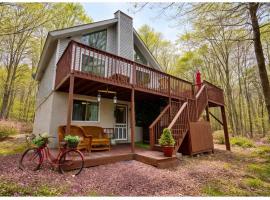 WOW!! Ultimate Pocono Retreat, Hot Tub, Game Room, Fire Pit, Near Lakes & Skiing, paplūdimio vie&scaron;butis mieste Blakeslee