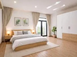 Spacious 5-Bedroom Private Villa with Garden & Balcony