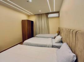 Pyramids fort & free pick up shuttle, מלון בGiza