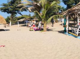 Batokunku Paradise Beach Bar & Grill, hotel i Batukunku