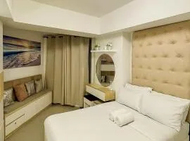 22nd-Floor Spacious Studio with Sunrise & Pool Views, Hi-Speed WiFi & Working Space, Netflix, Disney, Kitchen, Wide Balcony