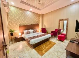 Hotel Pearl Grand-couple Friendly: &Ccedil;andigarh şehrinde bir konaklama birimi