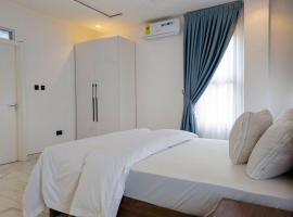 Luxury 5 Bedroom Suite in Aburi with Pool & Jacuzzi, hotel v destinácii Aburi