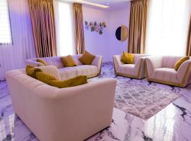 Luxury Bedroom Suites in Aburi with Pool & Jacuzzi, hotel en Aburi