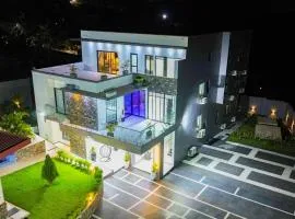 Luxury Bedroom Suites in Aburi with Pool & Jacuzzi