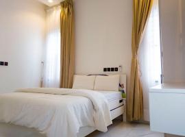 Luxury Bedroom Suites in Aburi with Pool & Jacuzzi, hôtel à Aburi