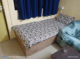 Bed And Breakfast At Pushpanjali Residency Ghodbunder Road Thane West，塔那的飯店