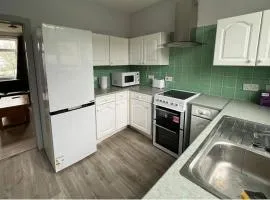 3 Bed House Sleeps 5 - Free Parking - Tv & WiFi