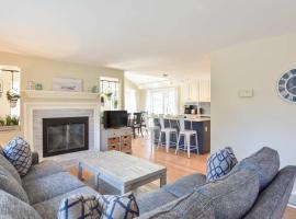 Beautiful Home Close to Ponds and Beach, Hotel in Brewster