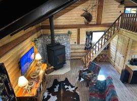 The Yellowstone cabin - part of Bear Creek Cabins, Hotel in Winfield