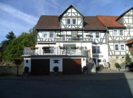 Ruime vakantiewoning met 4 slaapkamers voor max 9 personen, hotelli kohteessa Spangenberg